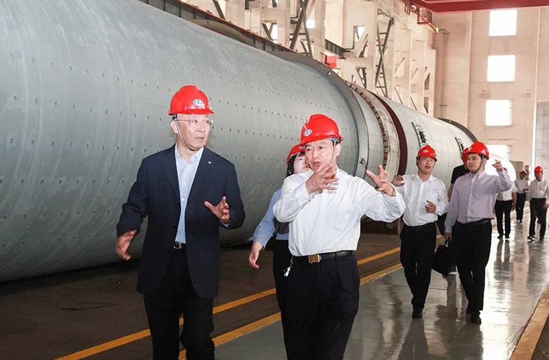 中國建筑材料聯(lián)合會黨委書記、會長閻曉峰一行親臨鵬飛集團調(diào)研